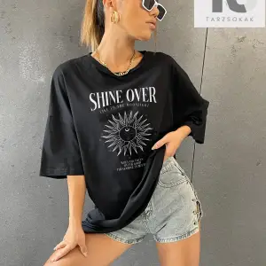 Güneş ve Slogan Grafikli Düşük Omuz Tişört