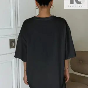 Harf Desenli Damla Omuz Tişört