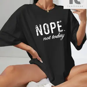 Harf Grafikli Düşük Omuzlu Tişört