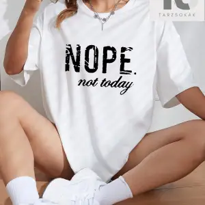 Harf Grafikli Düşük Omuzlu Tişört