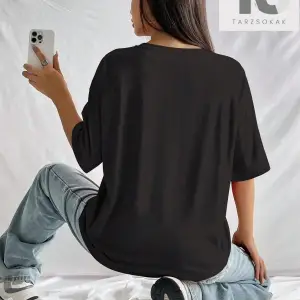 Harf Grafikli Düşük Omuzlu Tişört