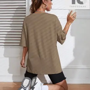 Harf Grafikli Düşük Omuzlu Tişört