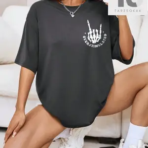 Harf Grafikli Düşük Omuzlu Tişört
