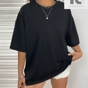 Harf Grafikli Düşük Omuzlu Tişört