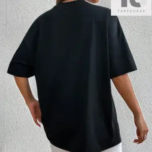 Harf Grafikli Düşük Omuzlu Tişört