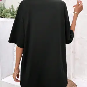 Harf Grafikli Düşük Omuzlu Tişört