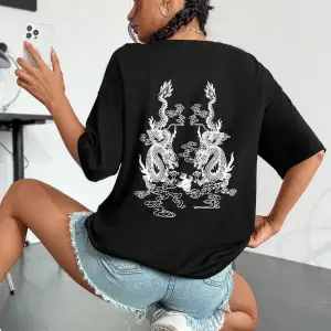 Harf Grafikli Düşük Omuzlu Tişört