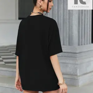 Harf Grafikli Düşük Omuzlu Tişört