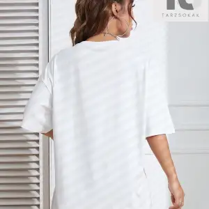 Harf Grafikli Düşük Omuzlu Tişört