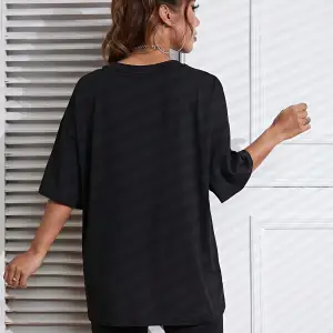 Harf Grafikli Düşük Omuzlu Tişört