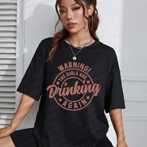 Harf Grafikli Düşük Omuzlu Tişört