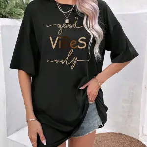 Harf Grafikli Düşük Omuzlu Tişört