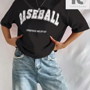 Harf Grafikli Düşük Omuzlu Tişört