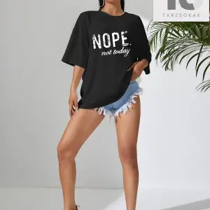 Harf Grafikli Düşük Omuzlu Tişört