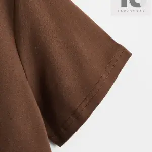 Harf Grafikli Düşük Omuzlu Tişört