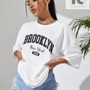 Harf Grafikli Düşük Omuzlu Tişört