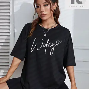 Harf Grafikli Düşük Omuzlu Tişört