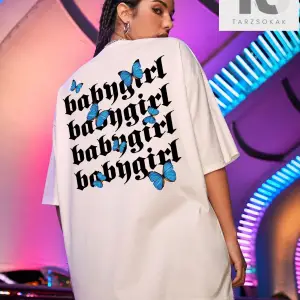 Harf ve Kelebek Desenli Oversize Tişört