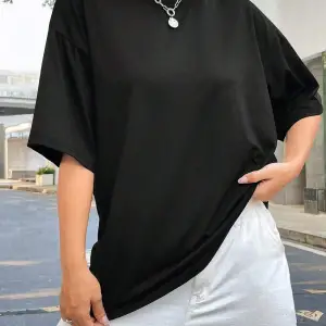 Harf ve Şekil Desenli Damla Omuzlu Tişört