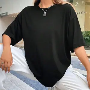 Harf ve Şekil Desenli Damla Omuzlu Tişört