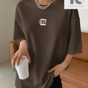 Harfli Grafik Düşük Omuzlu Tişört