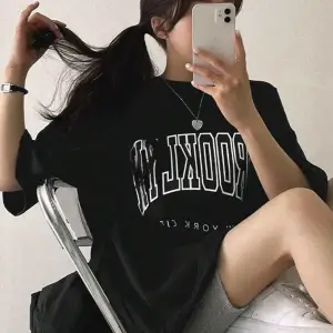 Harfli Grafik Düşük Omuzlu Tişört