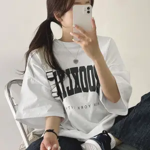 Harfli Grafik Düşük Omuzlu Tişört