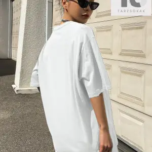 Harfli Grafik Düşük Omuzlu Tişört