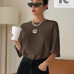 Harfli Grafik Düşük Omuzlu Tişört