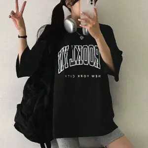 Harfli Grafik Düşük Omuzlu Tişört