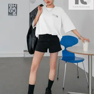 Harfli Grafik Düşük Omuzlu Tişört