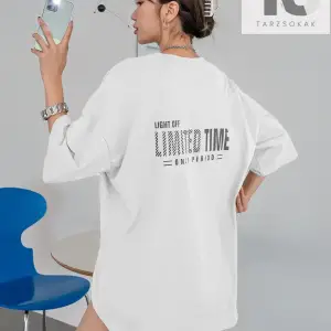 Harfli Grafik Düşük Omuzlu Tişört