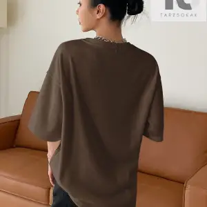 Harfli Grafik Düşük Omuzlu Tişört