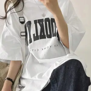 Harfli Grafik Düşük Omuzlu Tişört