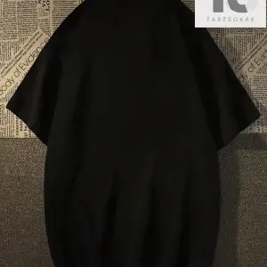 Hypemode Erkek Yuvarlak Yaka Heykel ve Harf Baskı Kısa Kollu Tişört