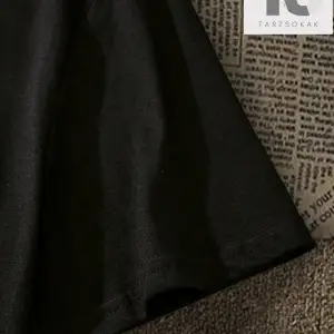 Hypemode Erkek Yuvarlak Yaka Heykel ve Harf Baskı Kısa Kollu Tişört