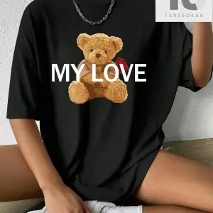 Isabela Escobar Mektup Şekilli Grafik Düşük Omuzlu Tişört