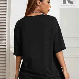 Isabela Escobar Mektup Şekilli Grafik Düşük Omuzlu Tişört