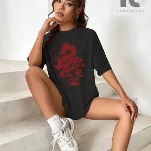 Isabela Escobar Mektup Şekilli Grafik Düşük Omuzlu Tişört