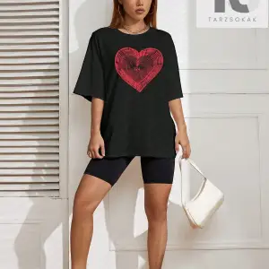 Isabela Escobar Mektup Şekilli Grafik Düşük Omuzlu Tişört