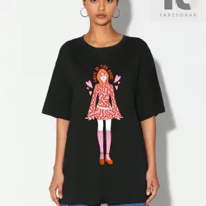 Isabela Taranto Figür Grafikli Düşük Omuz Oversize Tişört