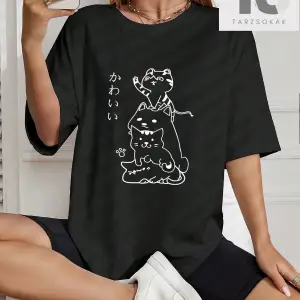 Japon Harfli ve Karikatür Grafikli Düşük Omuzlu Tişört