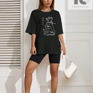 Japon Harfli ve Karikatür Grafikli Düşük Omuzlu Tişört