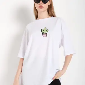 Kadın Beyaz Cactus Logo Baskılı Oversize T-shirt
