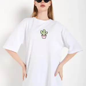 Kadın Beyaz Cactus Logo Baskılı Oversize T-shirt