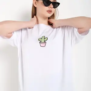 Kadın Beyaz Cactus Logo Baskılı Oversize T-shirt