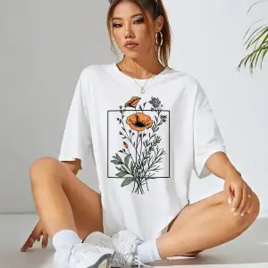 Kadın Beyaz Göğüs Çiçek Baskılı Basic Oversize T-Shirt strup000000000007