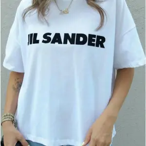 Kadın Beyaz Jıl Sander Baskılı Oversize Bisiket Yaka Tişört