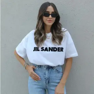 Kadın Beyaz Jıl Sander Baskılı Oversize Bisiket Yaka Tişört