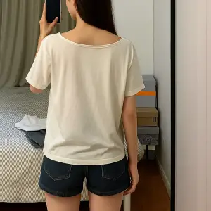 Kadın Beyaz Kayık Yaka Baskılı Kısa Kol %100 Pamuk